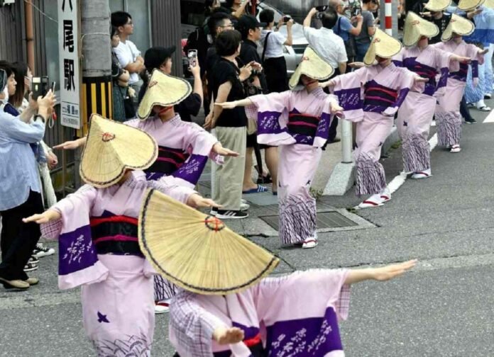 Traditional Owara Kaze no Bon festival kicks off in Toyama; elegant dance draws crowds

