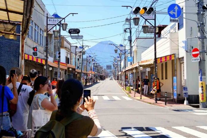 View of Mount Fuji used to revitalize abandoned shopping street in Yamanashi Prefecture; retains retro vibe

