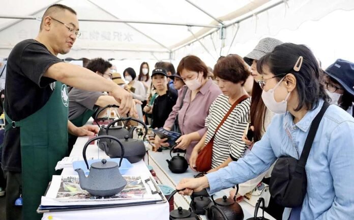 Bargain Event for Nambu Tekki Iron Products Held in Iwate Prefecture; More than 2,000 discounted products on sale

