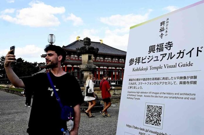 VR guide shows visitors lost scenes at Kofukuji Temple; Tourists can use smartphones to explore the original architecture of Nara Pref. Complex

