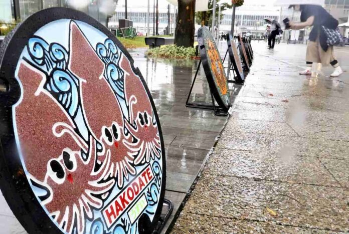 Event featuring unique manhole covers from all over Japan, held in Toyama City; 'Manholers', others attend 'Manhole Summit'

