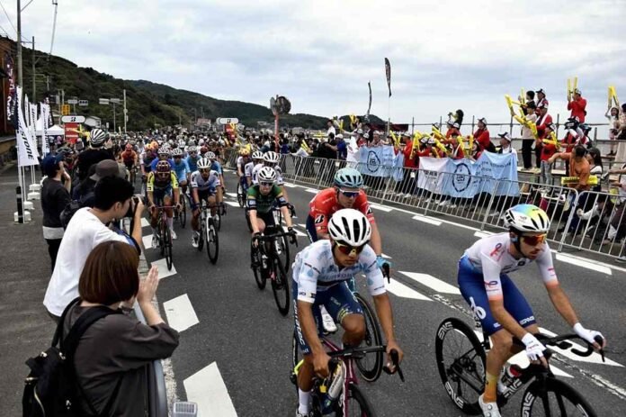 Fukuoka: Tour The Kyushu cyclists race through 3 preferences; Racing around beautiful locations in Kyushu

