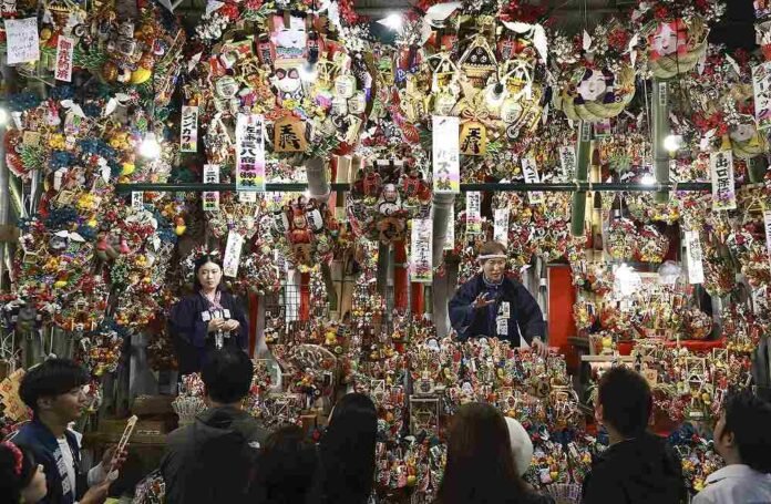 Tori-no-Ichi Fair starts at Tokyo Shrine; Traditional celebration in Asakusa invites prosperity for entrepreneurs

