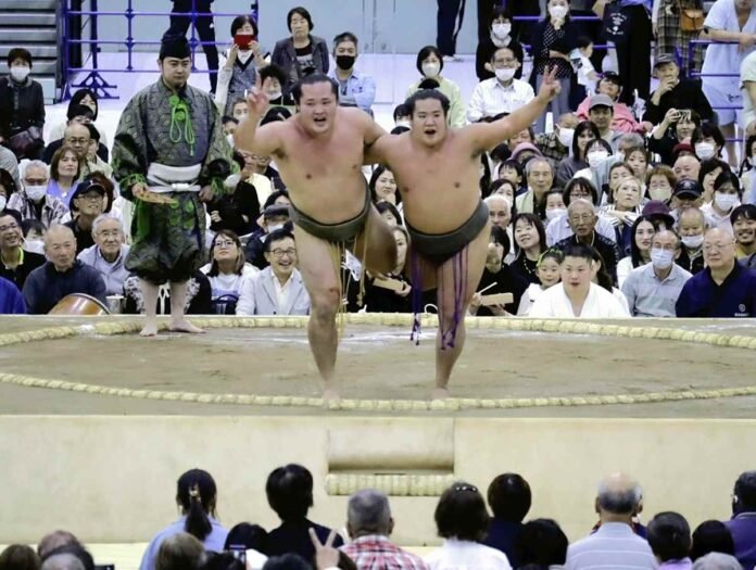 Wakayama: Sumo Wrestlers Come on Fall Jungyo Tour; 3,600 fans attend performances, meet athletes up close

